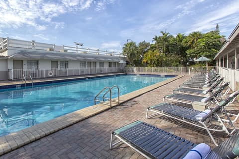 Days Inn by Wyndham Miami Airport North, Pool