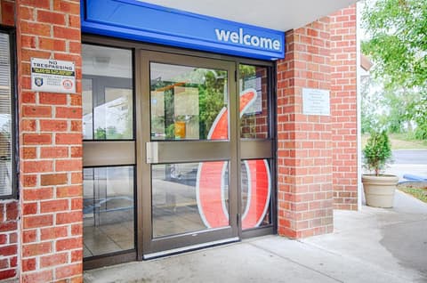 Motel 6 Albany, NY, Property entrance