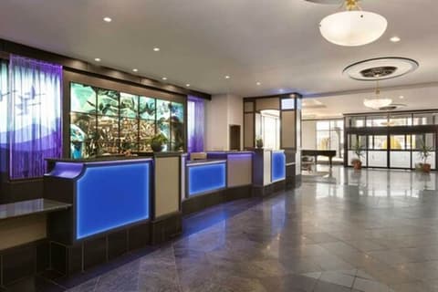 Travelodge by Wyndham Hotel & Convention Centre Quebec City, Lobby