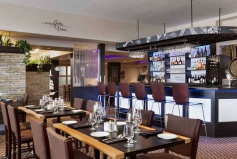 Travelodge by Wyndham Hotel & Convention Centre Quebec City, Bar (on property)