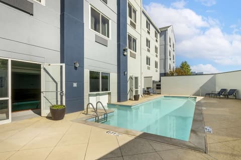 Best Western Plus Nashville Airport Hotel, Outdoor pool