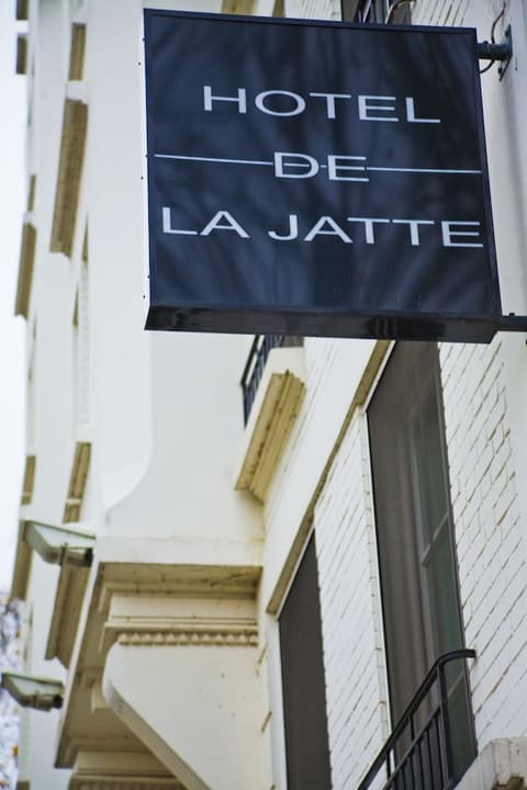 Hotel De La Jatte, Front of property