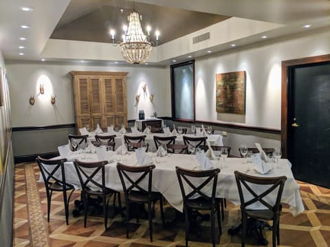 Hilton New Orleans/St. Charles Avenue, Dining