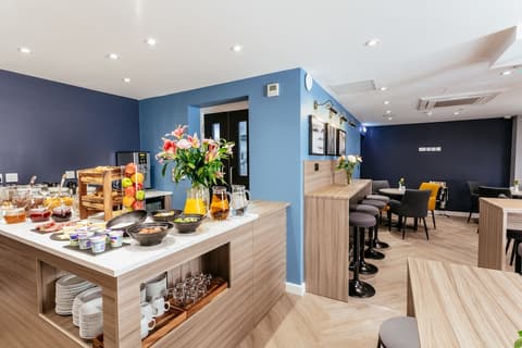 Oliver Plaza, Breakfast area