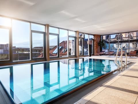 Grauer Bär, Indoor pool