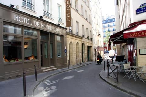 Hotel De Notre Dame Maître Albert, Front of property