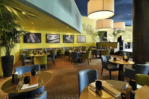 Hotel Square, Restaurant