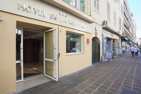Hotel de la Fontaine, Front of property
