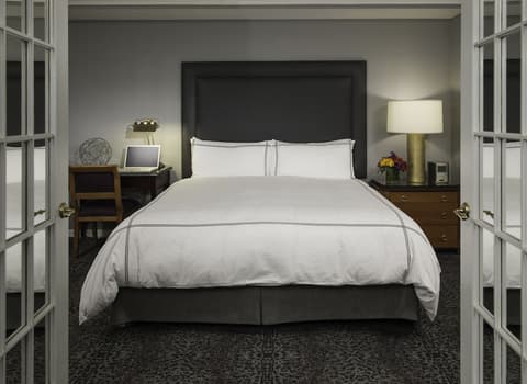 The Manhattan Club, Room