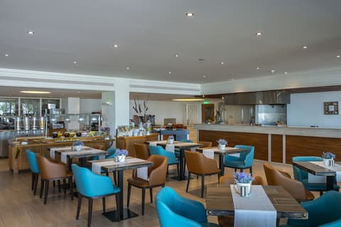 Queen's Bay Hotel, Coffee shop