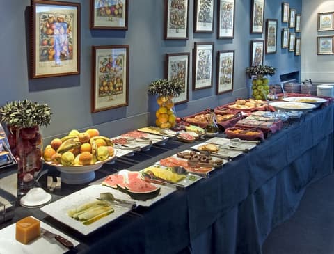 Hotel Moderno Puerta del Sol, Breakfast buffet