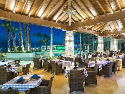 Alexander The Great Beach Hotel, Restaurant