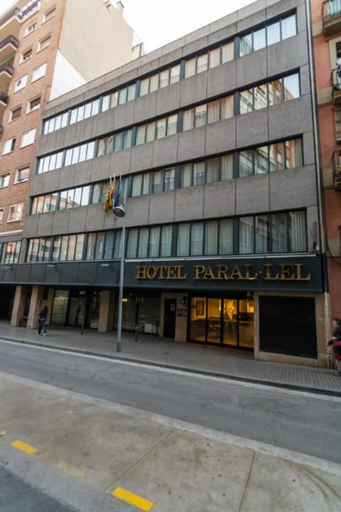 Parallel, Front of property