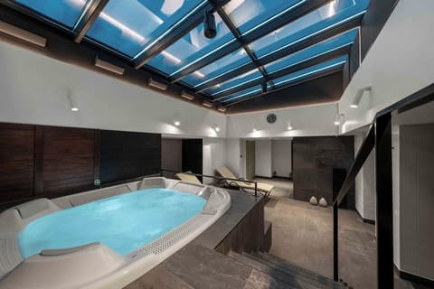 Wyndham Wroclaw Old Town, Indoor spa tub