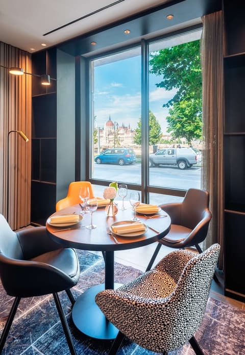 Park Plaza Budapest, Lobby sitting area