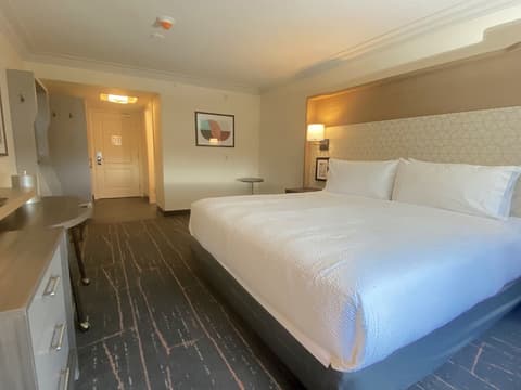 Holiday Inn Victoria Elk Lake by IHG, Room