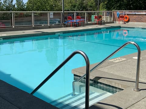 Holiday Inn Victoria Elk Lake by IHG, Pool