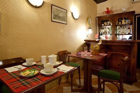 Hotel Florida, Bar (on property)