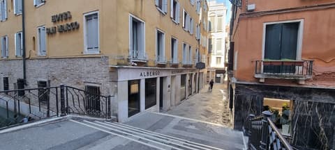 Albergo San Marco, Front of property