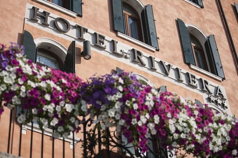 Hotel Riviera, Front of property