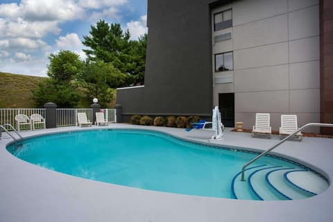 La Quinta Inn & Suites by Wyndham Roanoke Salem, Pool