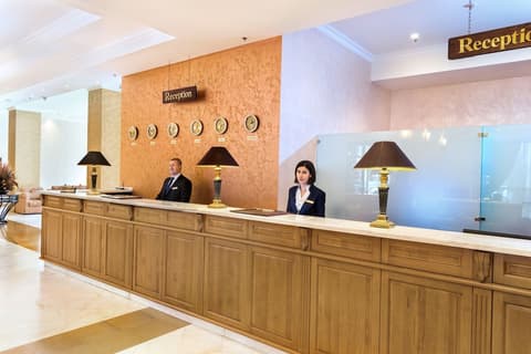 Ani Plaza Hotel, Reception