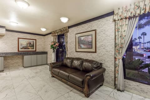 Days Inn by Wyndham Anaheim West, Lobby