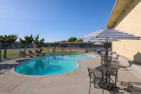 Howard Johnson by Wyndham Modesto Ceres, Outdoor pool
