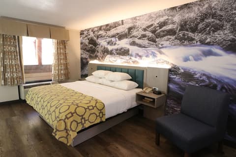 Baymont by Wyndham Gatlinburg On The River, Room