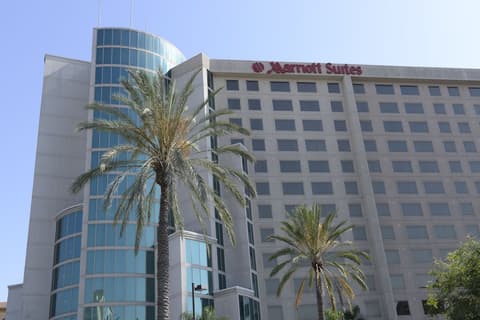 Anaheim Marriott Suites, Front of property