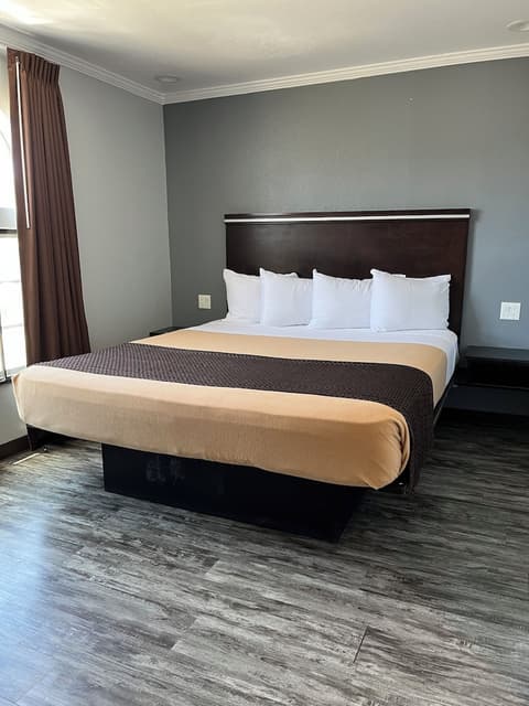 Laguna Inn & Suites, Room