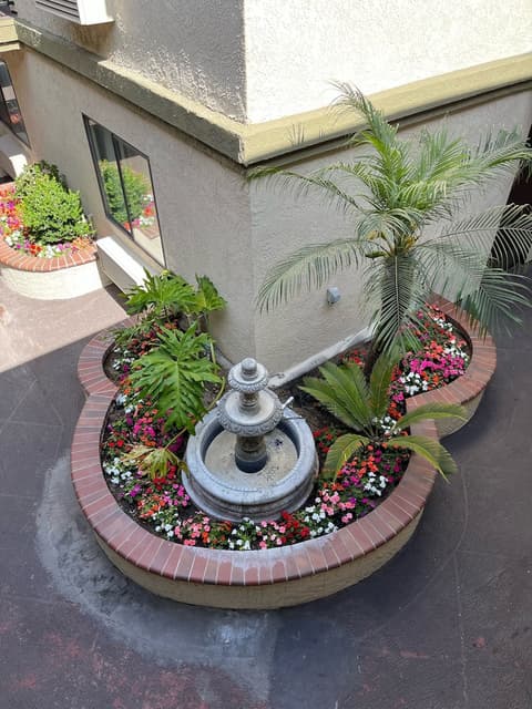 Laguna Inn & Suites, Exterior