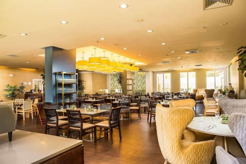 Radisson Hotel Panama Canal, Dining