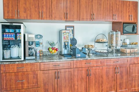 Super 8 by Wyndham 100 Mile House, Breakfast area