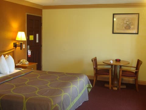 Super 8 by Wyndham Azusa, Room