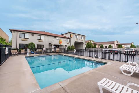 Super 8 by Wyndham Niagara Falls NY, Pool