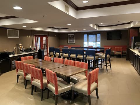 Comfort Suites Newark - Harrison, Breakfast area