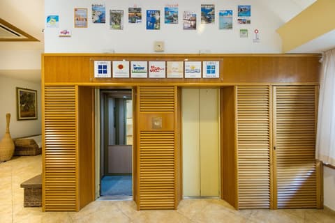 Joli Park Hotel, Interior entrance