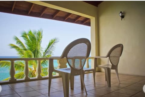 Silver Seas Hotel, Porch