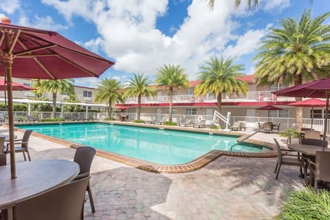 Ramada by Wyndham Miami Springs/Miami International Airport, Pool