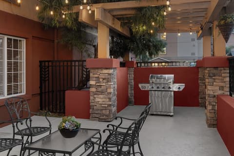 Larkspur Landing Extended Stay Suites Pleasanton, BBQ/picnic area
