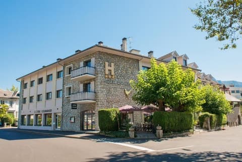 Hôtel Catalpa, Front of property