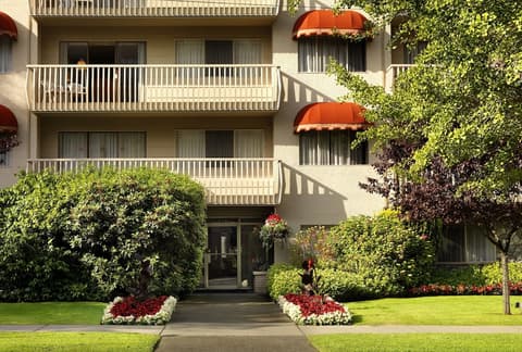 Royal Scot Hotel & Suites, Exterior