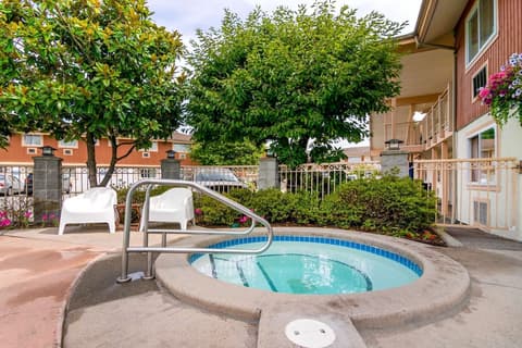 Econo Lodge Inn & Suites, Pool
