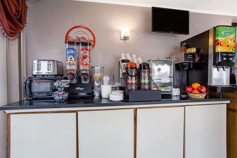 Howard Johnson by Wyndham Colorado Springs, Breakfast area