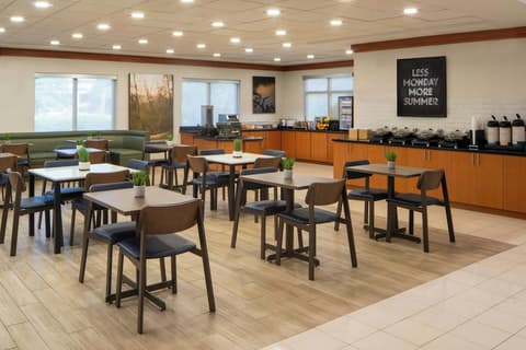 Fairfield Inn & Suites Atlanta Airport South/Sullivan Road, Breakfast buffet