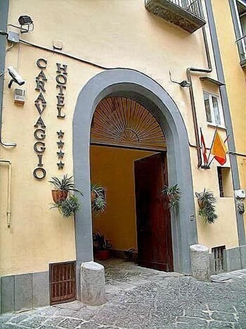 Caravaggio Hotel, Property entrance