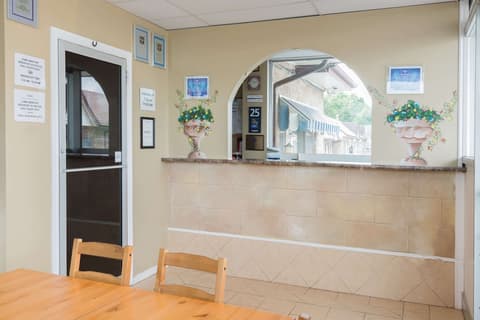 Knights Inn London, Lobby