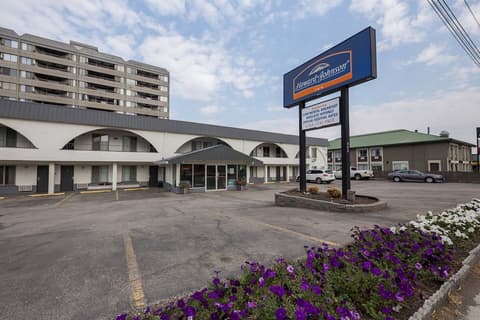 Howard Johnson by Wyndham Downtown Kamloops, Front of property