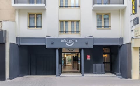 Dièse Hôtel Bastille, Front of property